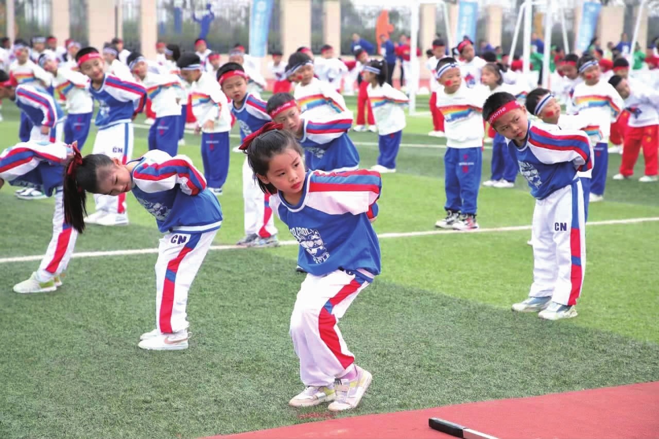 第9分钟 ｜ 伊尔迪兹在禁区内狭小空间摆脱防守起脚射门，穆里奇做出扑救 ⚪️⚫️ #萨索罗尤文 [0-0] 来源：尤文官方推特